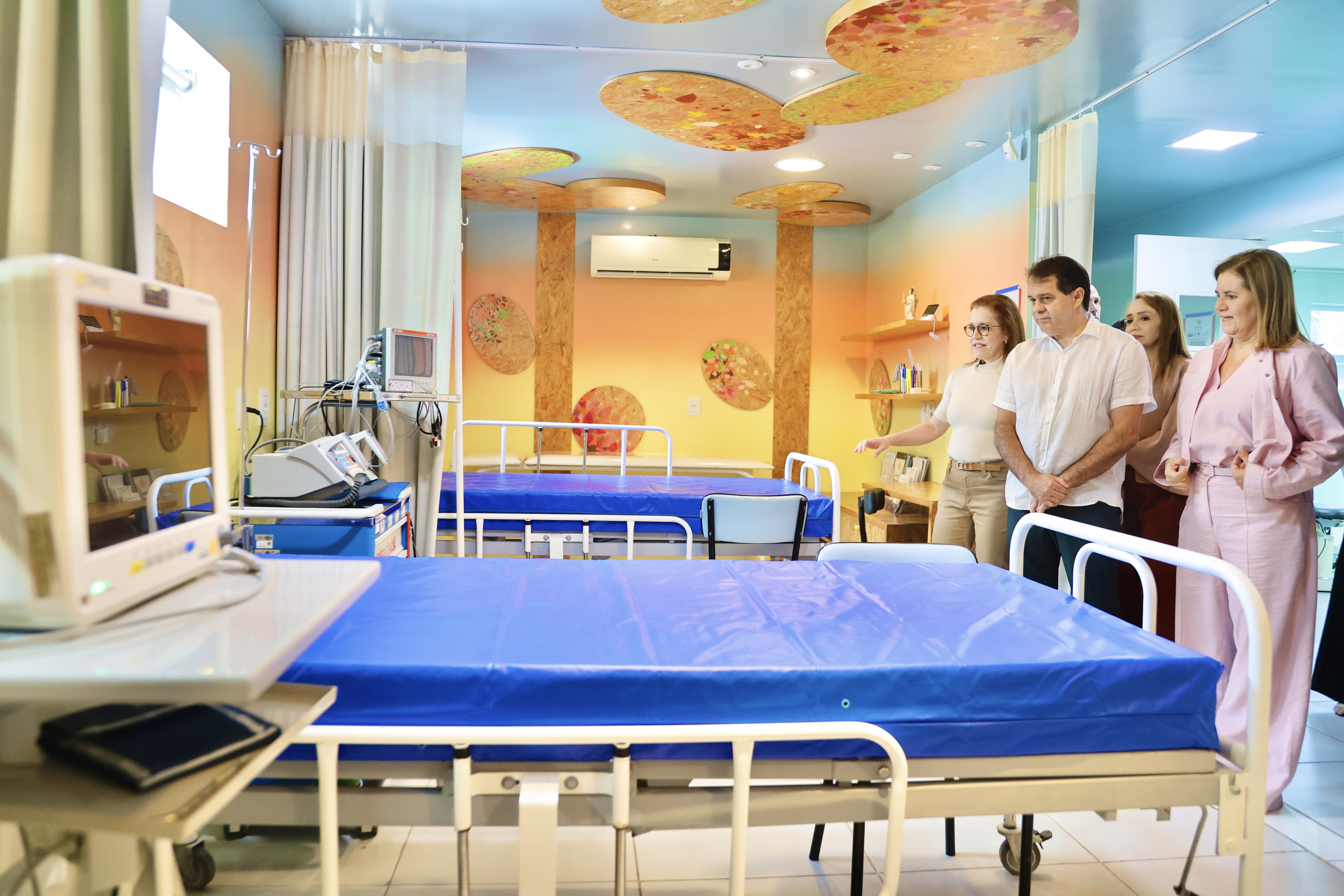 evandro leitão em uma das enfermarias do caviver